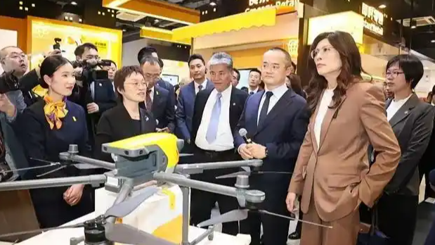 郑丽文在上海体验无人机外卖