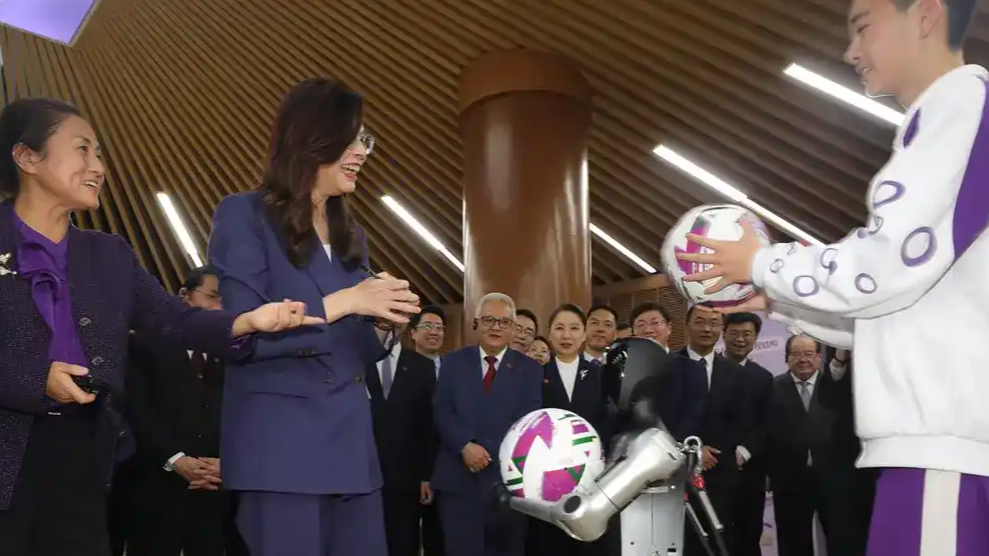 郑丽文访清华附中：想带机器人回台湾