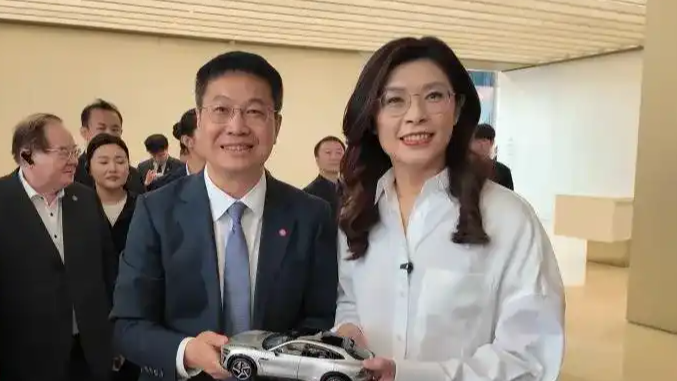 郑丽文获赠小米车模 笑得合不拢嘴