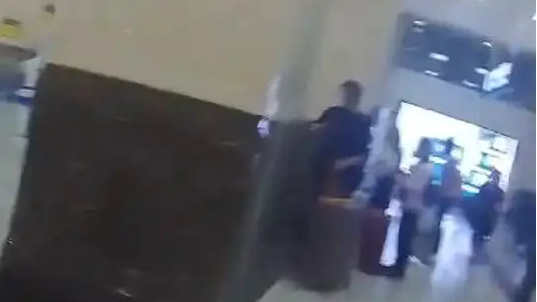 警察带台湾同胞走中国公民专用通道