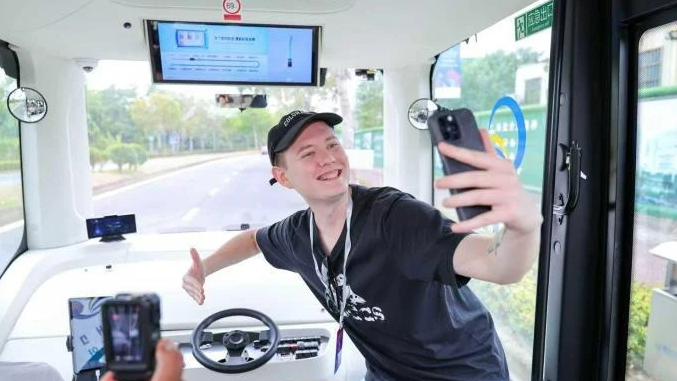 老外在海南体验无人驾驶：比司机还稳