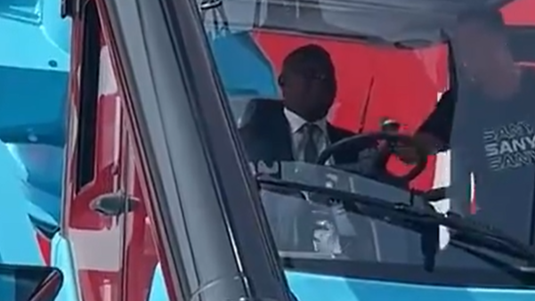 莫桑比克总统在长沙开上集装箱吊车