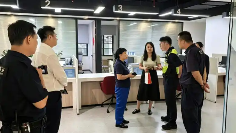 保洁员在学生公寓垃圾桶捡到2条金条
