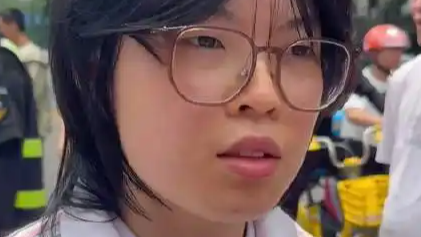 女生高考前刷手机刷到作文“答案”