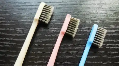 央视曝光小作坊用拖鞋边角料做牙刷
