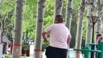 男子公园转盘上疯狂旋转1个多小时