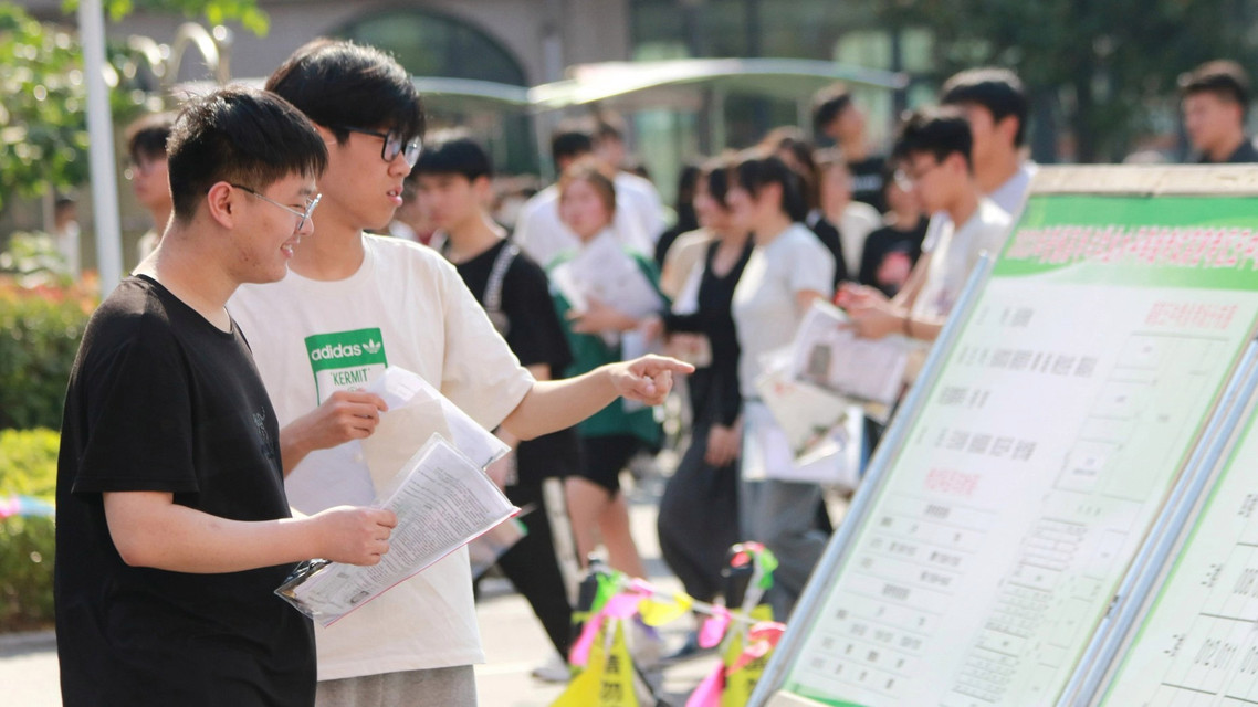 大学生集体“弃算从医”