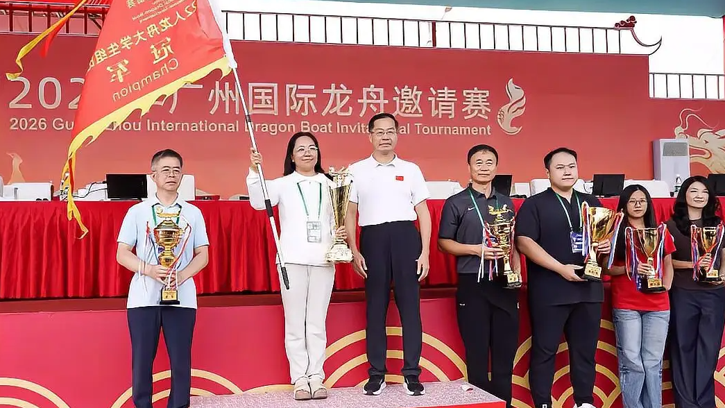 东北大学生在广州参加龙舟赛夺冠